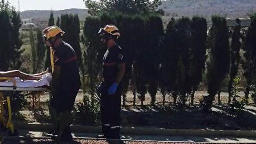 Bomberos trasladan en camilla a la mujer.