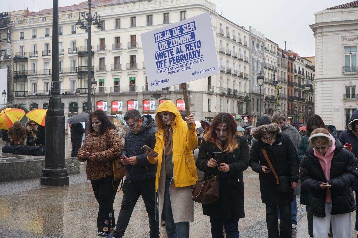 Una horda de zombies digitales ha recorrido el centro de Madrid para denunciar los efectos de la hiperconectividad digital y la adicción al móvil. Una horda de zombies absortos en su teléfonos móviles ha recorrido este sábado las calles de Madrid, desde la plaza de Pontejos hasta Callao, con el objetivo de concienciar sobre la hiperconectividad social bajo el lema 'Deja de ser un zombie'. SOCIEDAD MOVIMIENTO OFF