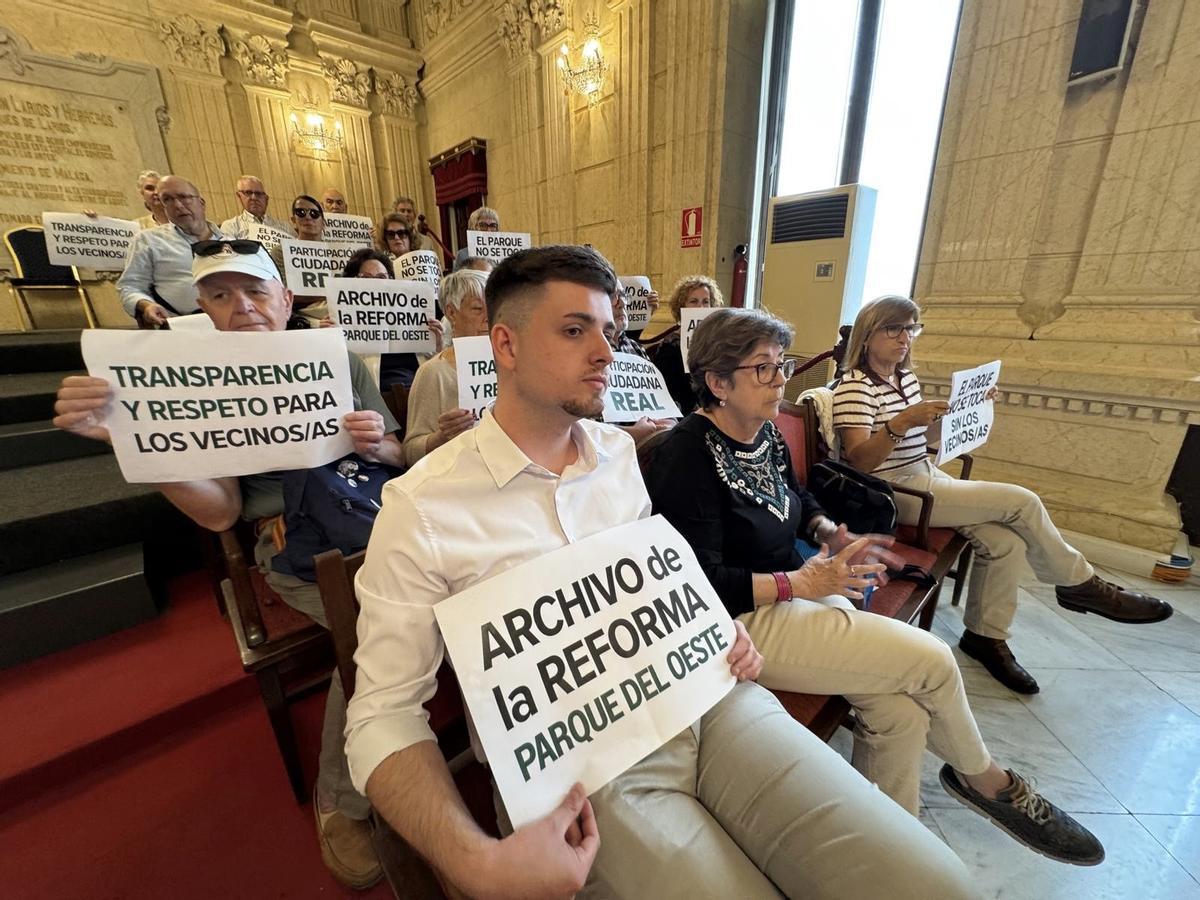 Miembros del Movimiento Vecinal Parque del Oeste asistieron con pancartas a la Comisión de Urbanismo.