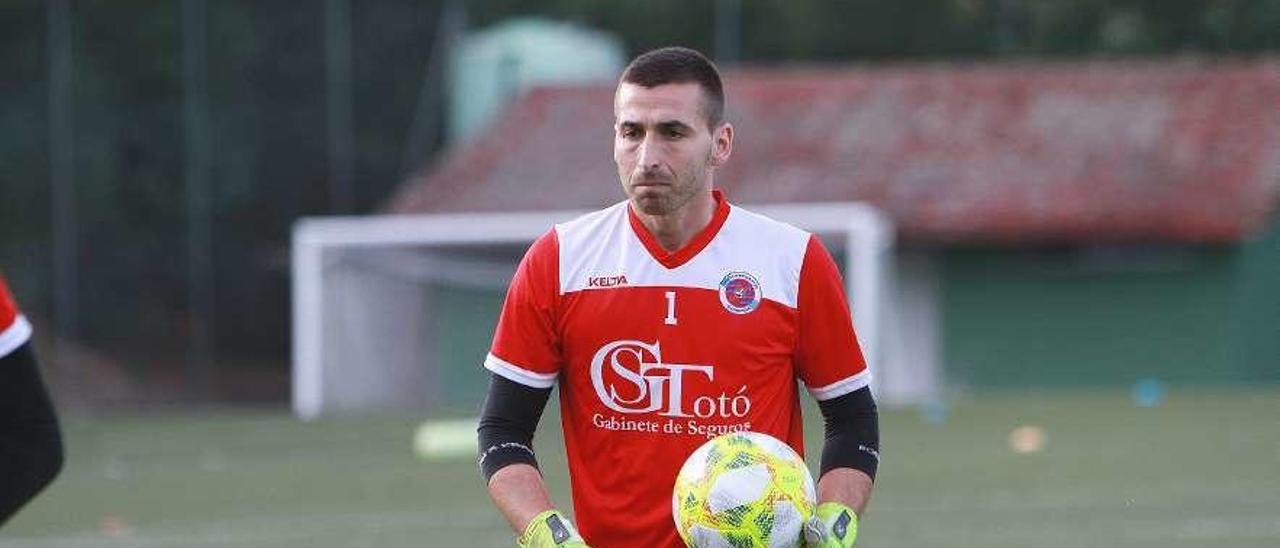 Ángel Díez, con un balón de fútbol en la mano izquierda durante un entrenamiento. // Iñaki Osorio