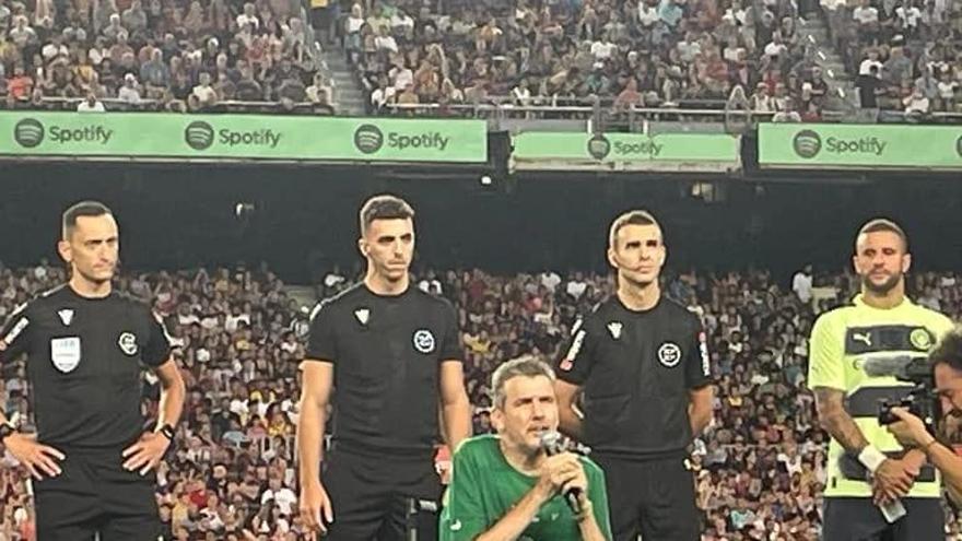 Unzúe pronuncia un discurso antes de comenzar el partido solidario entre FC Barcelona y Manchester City.