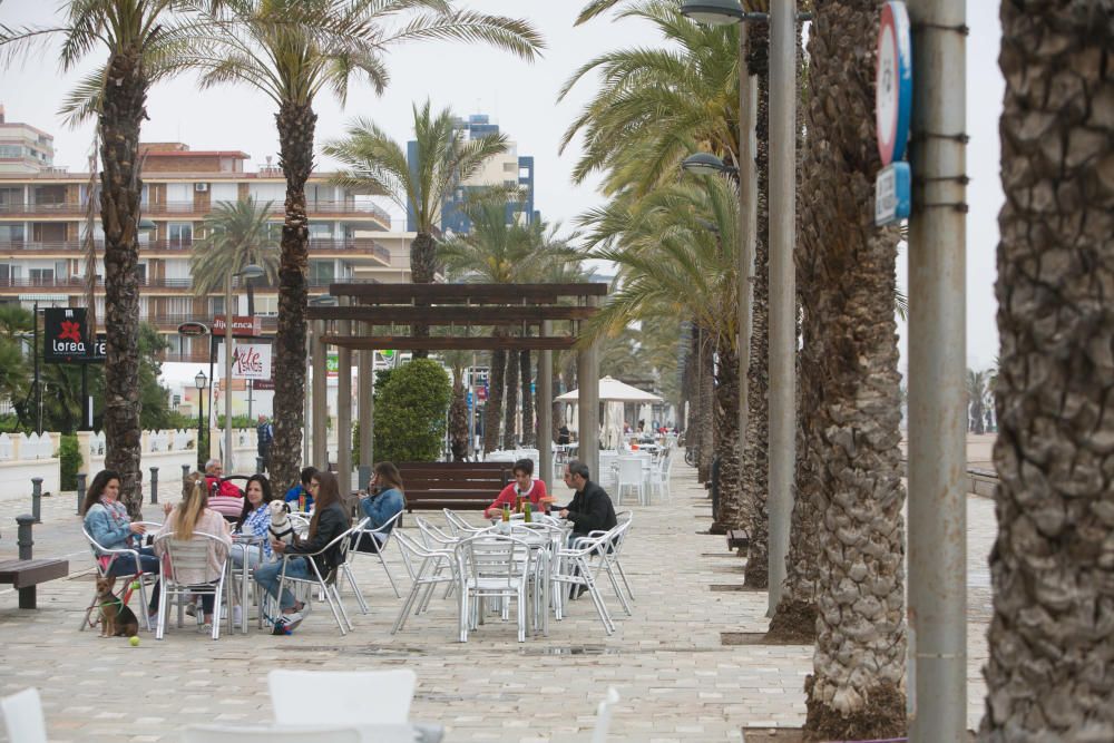 Imágenes de la playa de San Juan, donde la lluvia ha ocasionado serios daños en el arenal y el paseo peatonal.