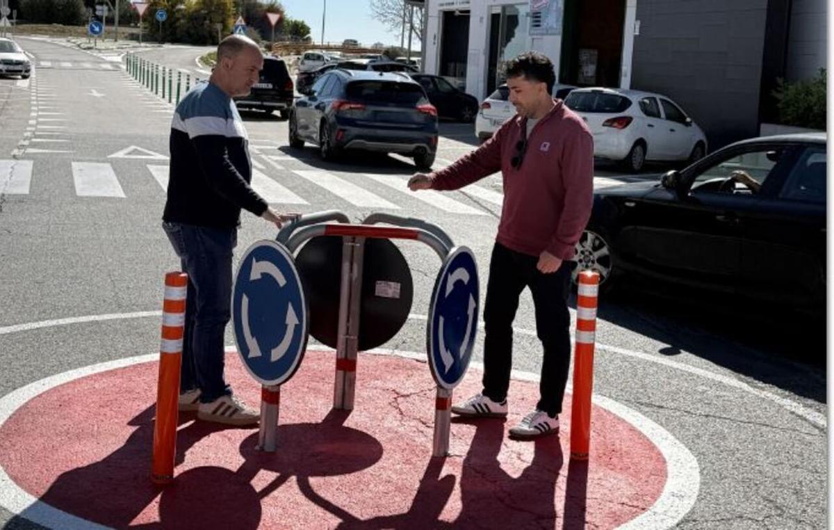 El alcalde en la nueva rotonda.