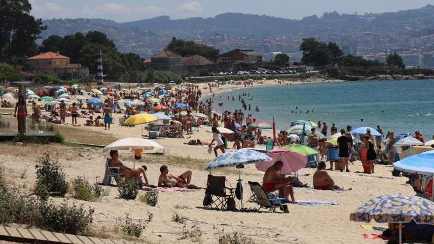 El regreso del buen tiempo abarrota las playas de la comarca durante el domingo