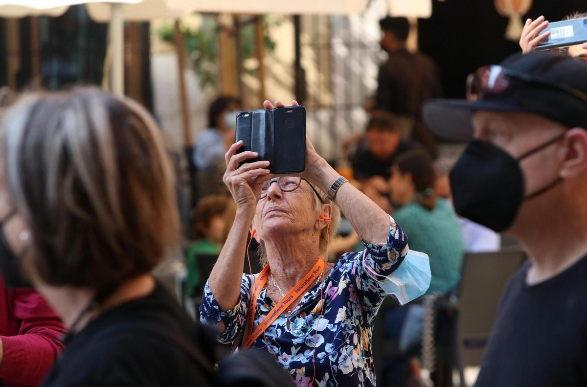 Varios turistas pasean por la calles de Málaga, después de que haya atracado un crucero con más de seis mil cruceristas durante el puente de la Hispanidad a 12 de octubre de 2021 en Málaga (Andalucía). La ocupación de los hoteles de la ciudad, se encuentr