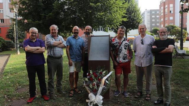 Por la izquierda, Joaquín Pañeda, Juan Carlos Tuero, Héctor Blanco, Juan Plaza, Fernando Rodríguez, Luis Pascual y Juanjo Arias, ayer, en la parque de Constantino Suárez, tras el homenaje al fotógrafo. | Luisma Murias