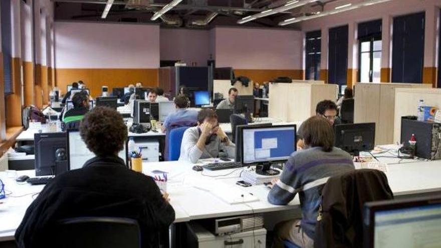 Trabajadores de Capgemini, en el nuevo edificio de la multinacional tecnológica en Valnalón.