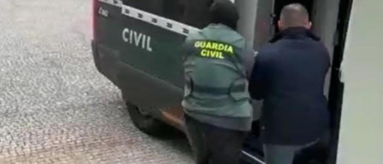 Un agente de la Guardia Civil junto un presunto miembro de una banda del Este detenido por robos en Galicia