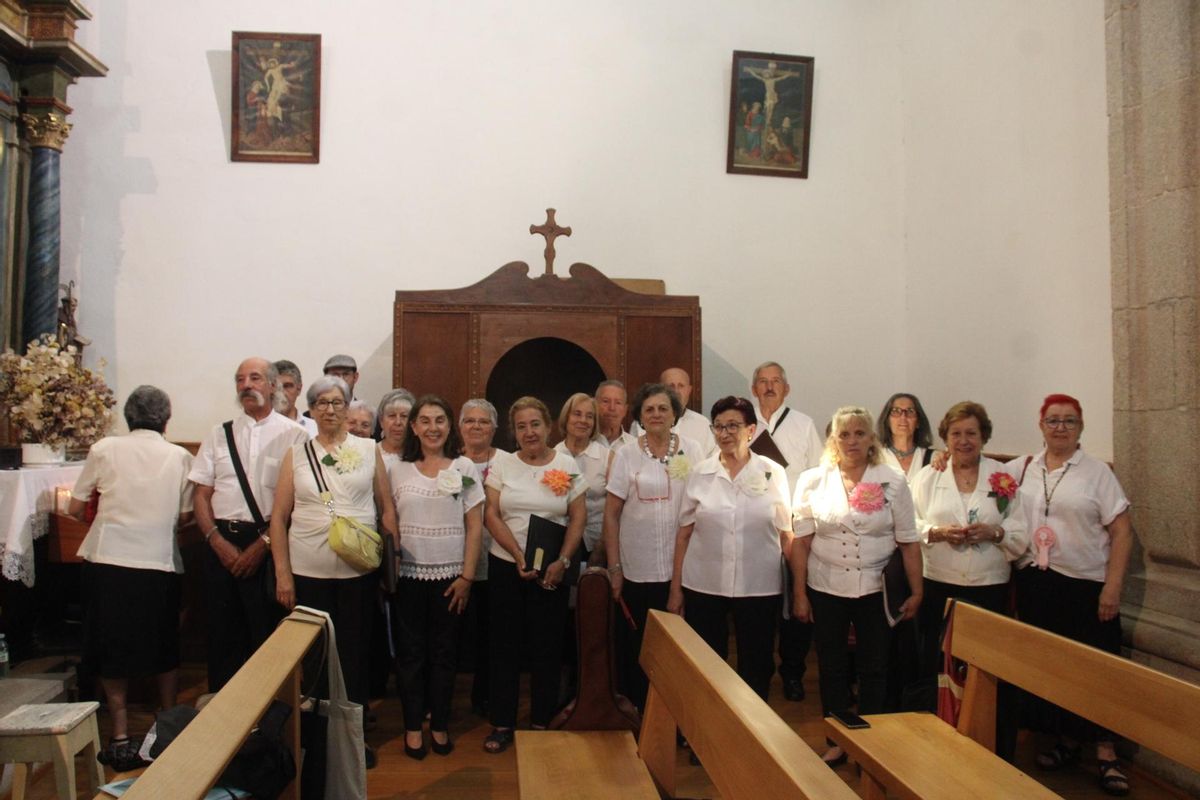 Integrantes de la Coral participan en la misa oficiada en honor de la Virgen del Carmen.