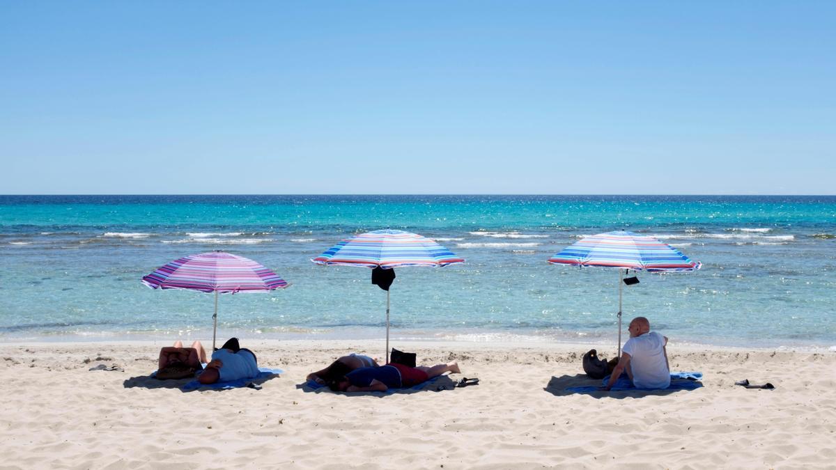 Varios bañistas disfrutan de un soleado día en la playa de Son Bou