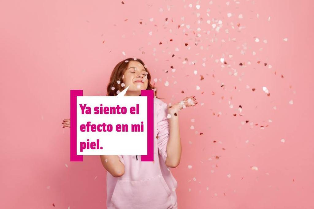 Chica vestida de rosa con confetti