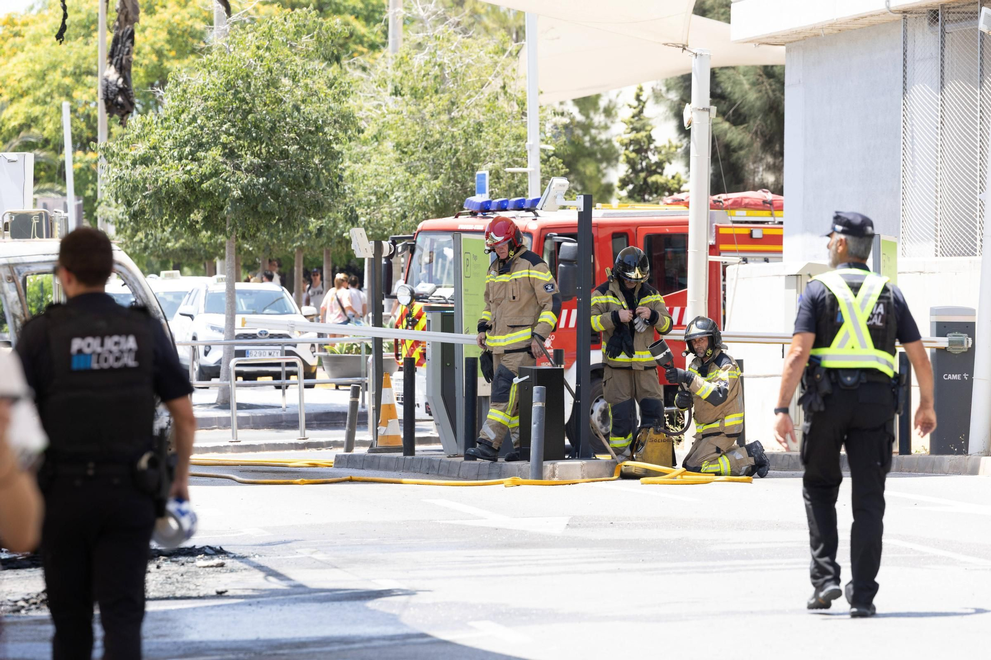 Todas las imágenes del incendio de un vehículo en el aeropuerto de Ibiza
