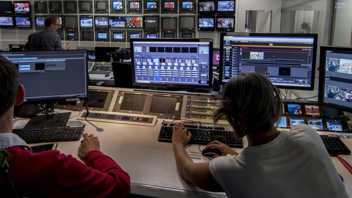 Sala de control de una televisión pública.