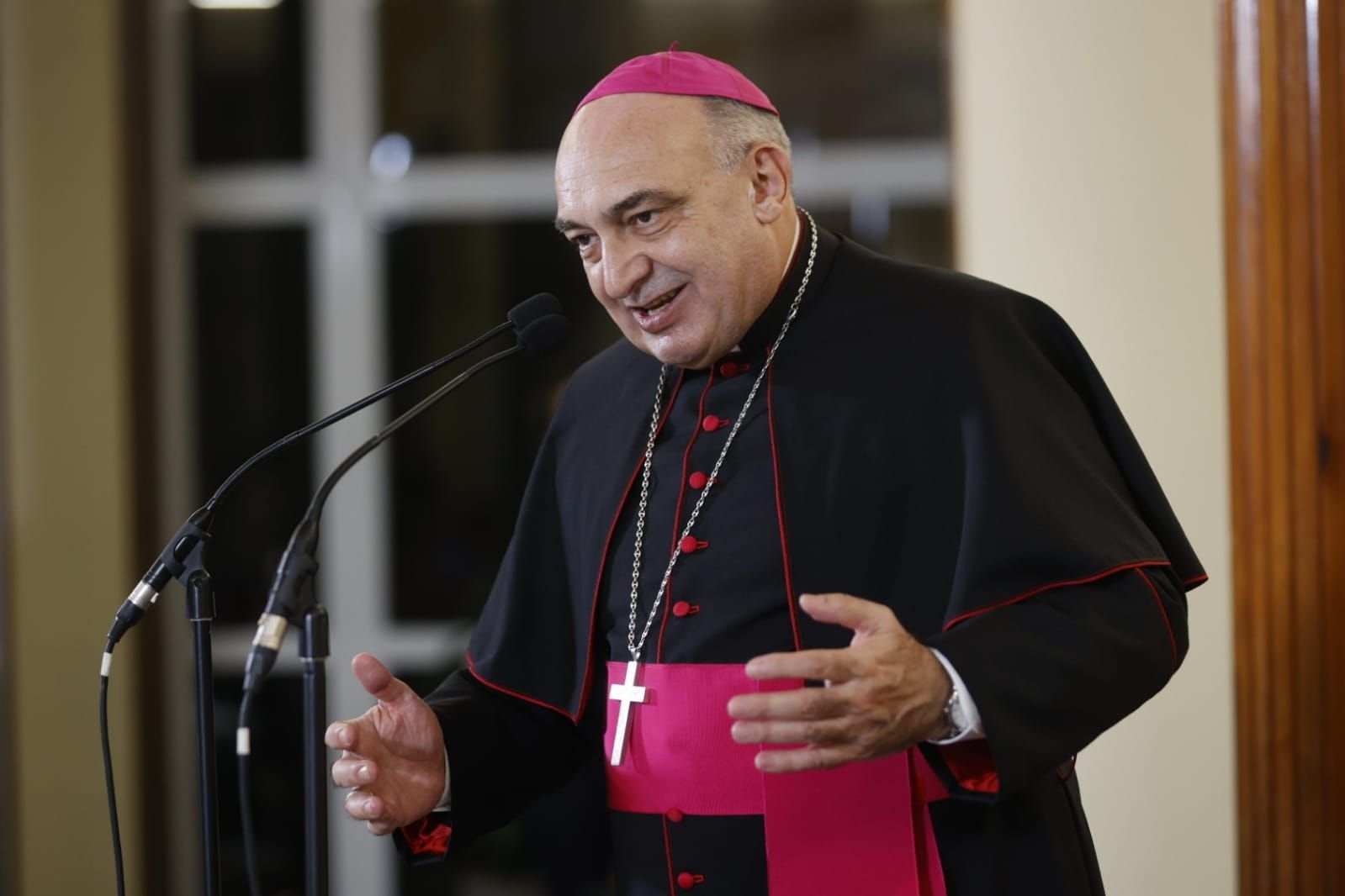 El nuevo arzobispo, Enrique Benavent, en el colegio Jesús-María