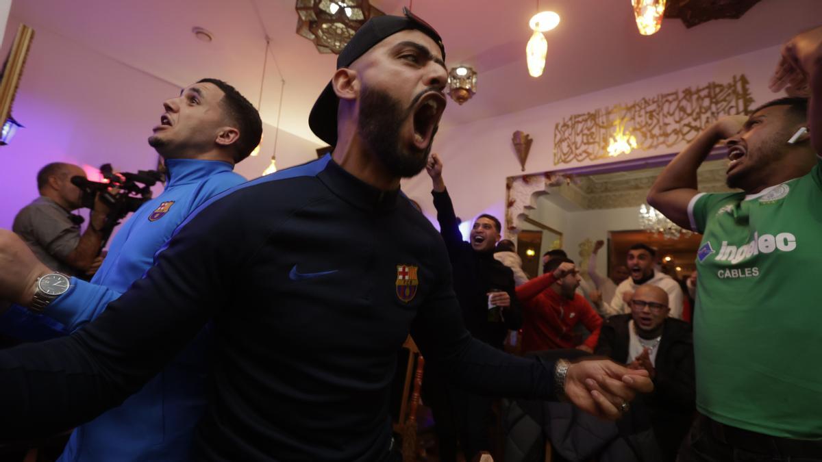 Seguidores marroquís celebran la victoria en el restaurante Rahma del Raval