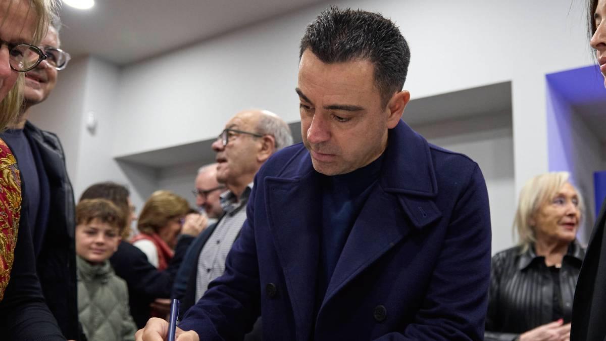 Xavi, firmando para la candidatura de Víctor Font