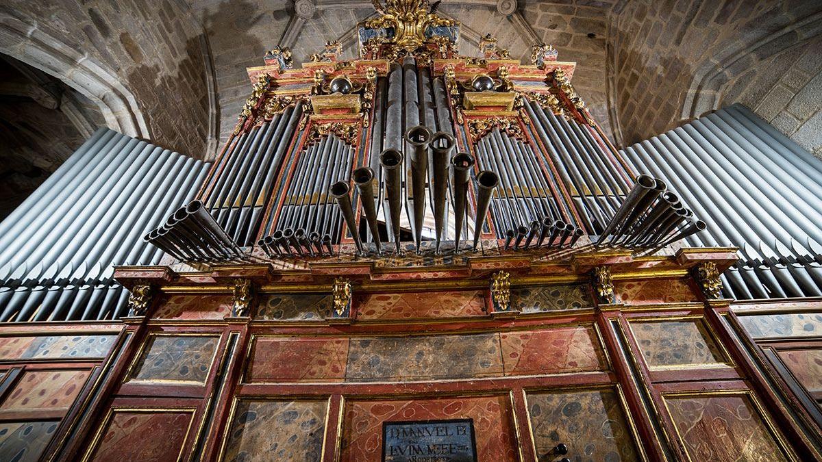 Santa María tiene un órgano barroco realizado en el año 1703 por Manuel de la Viña. En la foto, Jesús Sampedro.