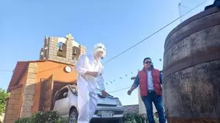 "Tapia, que vien la foriata", "Los Bribon", "Retroceso al futuro" y otros títulos de risión salidos del ingenio de las peñas de Valdesoto, que llevaron 12 carrozas a concurso