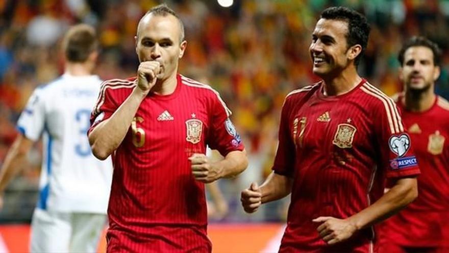 Iniesta celebra un gol con la selección española