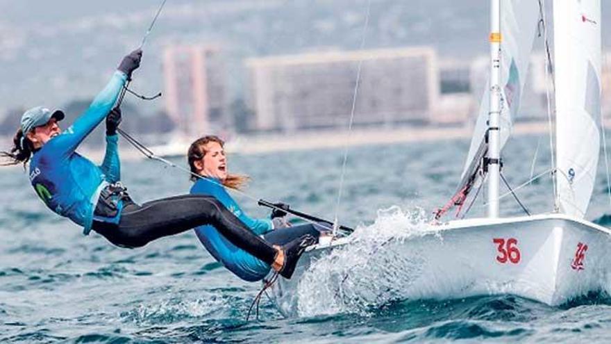 Paula Barceló y Silvia Mas, ayer, en la Bahía de Palma.