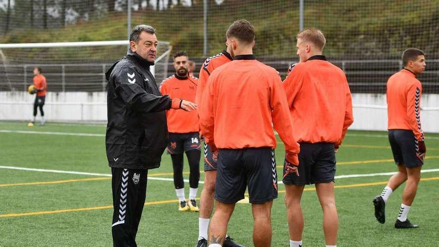 Pouso hace indicaciones al equipo en uno de los entrenamientos. // Gustavo Santos