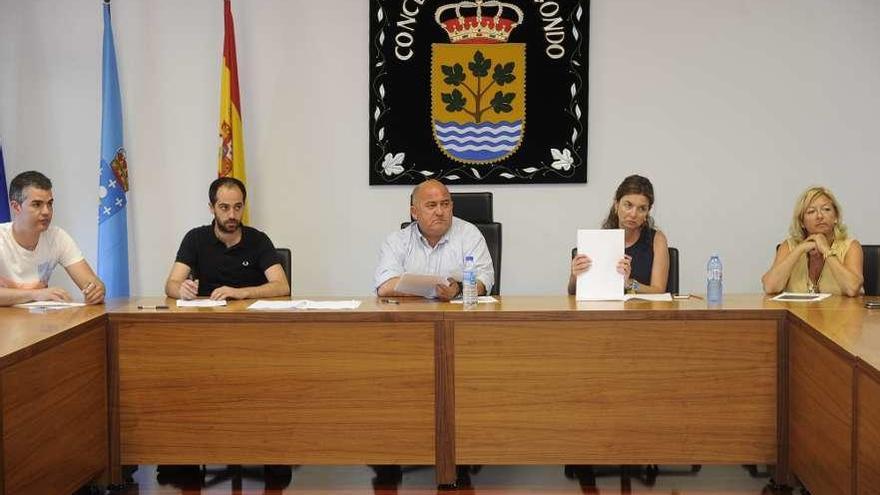 El alcalde de Abegondo, en el centro, durante un pleno.