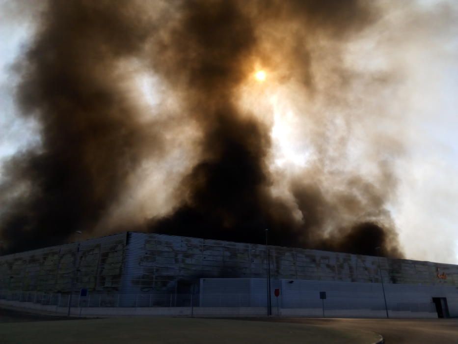 Un incendio devora una fábrica de plásticos en Olleria