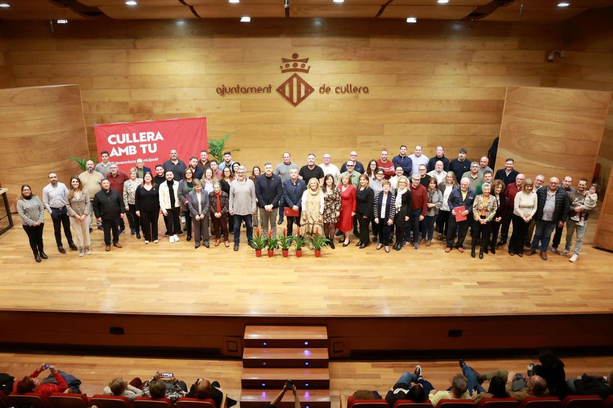 Las autoridades locales con representantes de las asociaciones que participaron en el acto de firma de convenios.