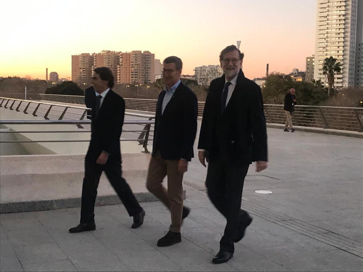 Alberto Núñez Feijóo llega al Museo de la Ciencia con Mariano Rajoy y José María Aznar, este sábado, en la reunión del PP.