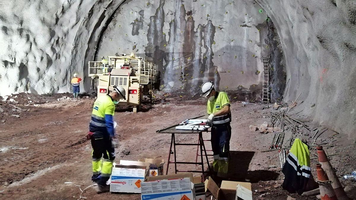 Personal de CCMA, realizando trabajos dentro de los túneles en obras de la carretera de La Aldea. | | LP/DLP