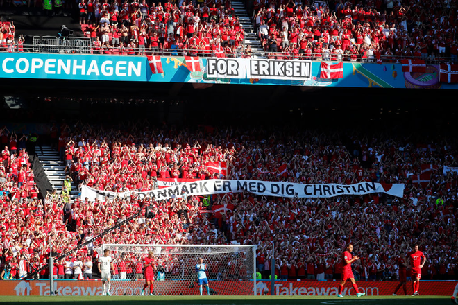 El emotivo homenaje a Eriksen en el Parken Stadium, Copenhague, Dinamarca durante el choque entre la selección danesa - Bélgica