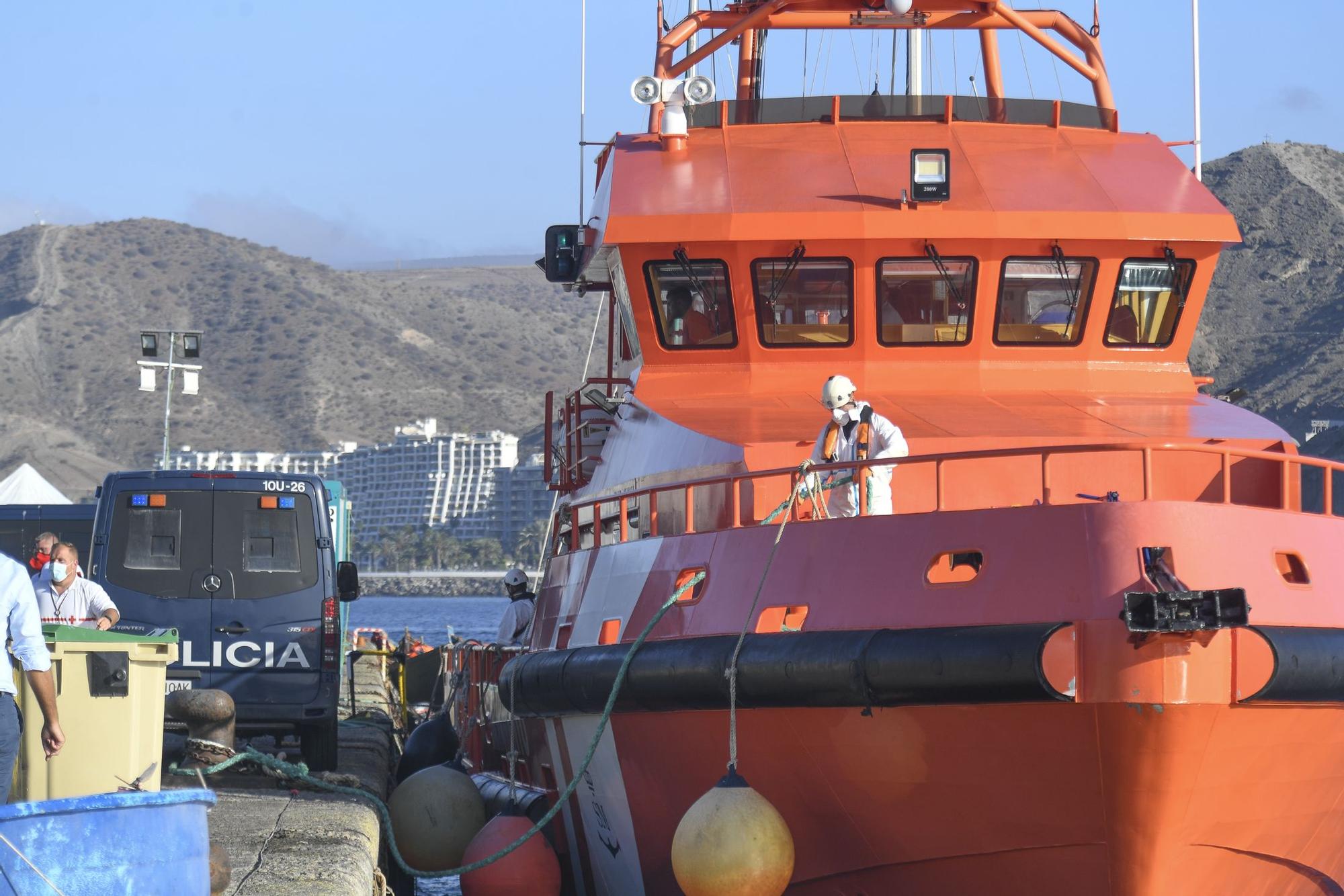 Escrivá visita el muelle de Arguineguín