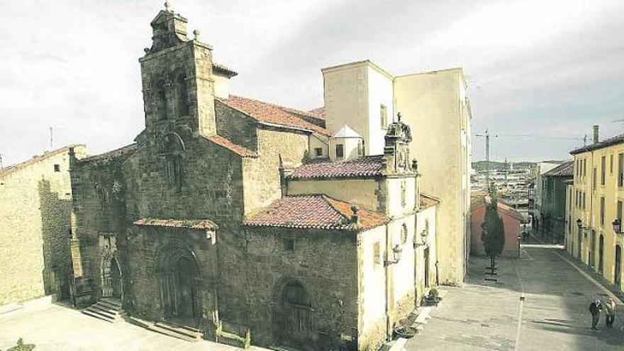 Vista general de la iglesia de los Padres Franciscanos, antes de que comenzaran las obras de desmontaje del convento.