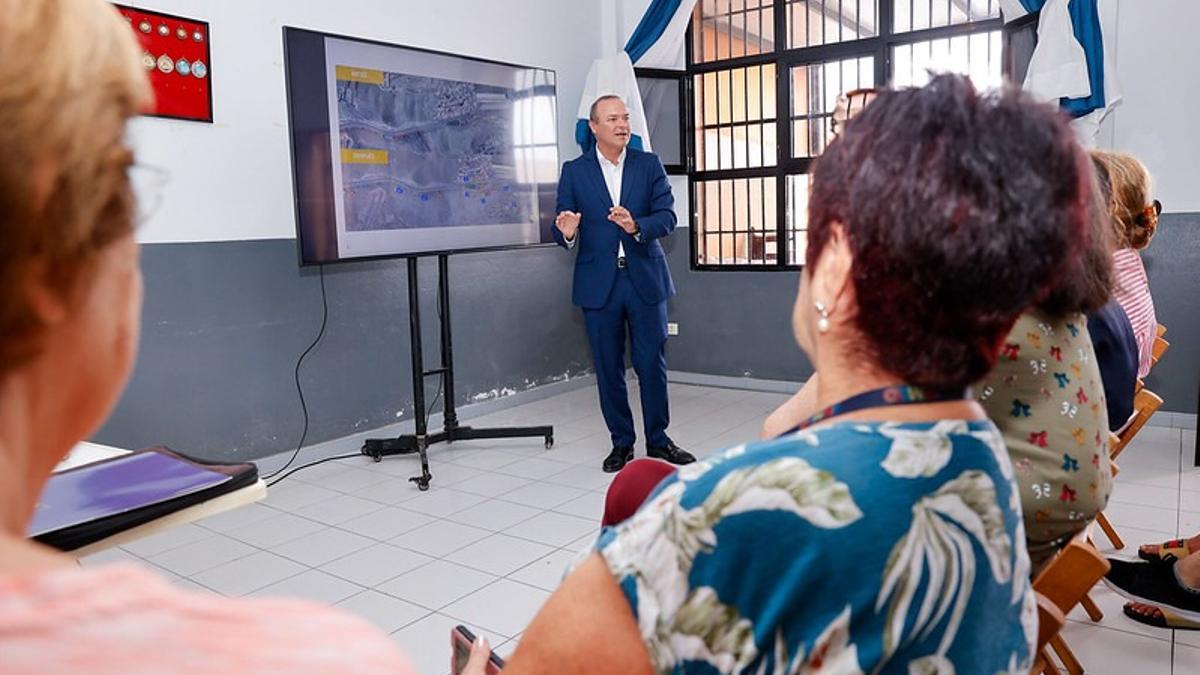 Augusto Hidalgo presenta el proyecto a los vecinos de El Secadero