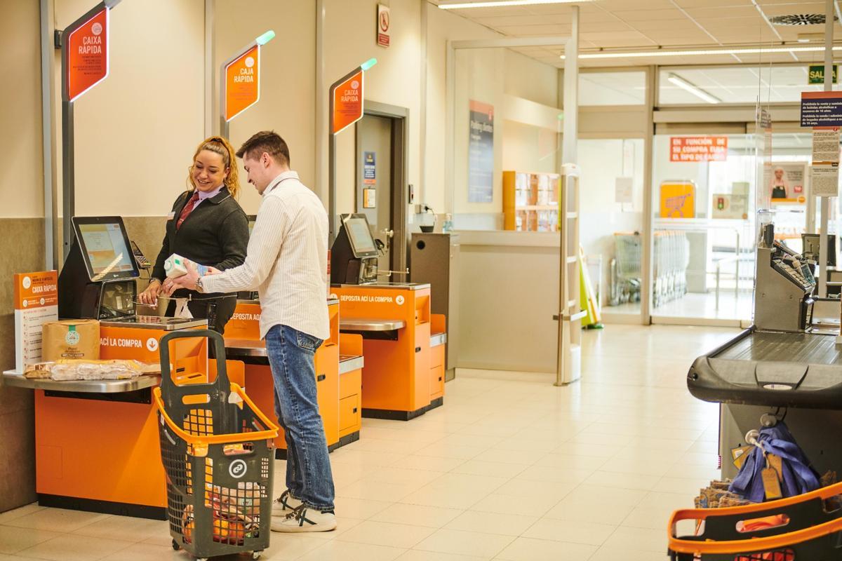 Cajas de autopago en un establecimiento de Consum.