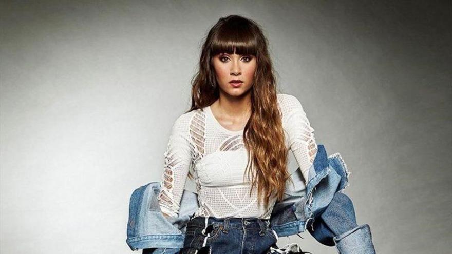 Aitana vuelve a agitar las redes con su nueva imagen ochentera