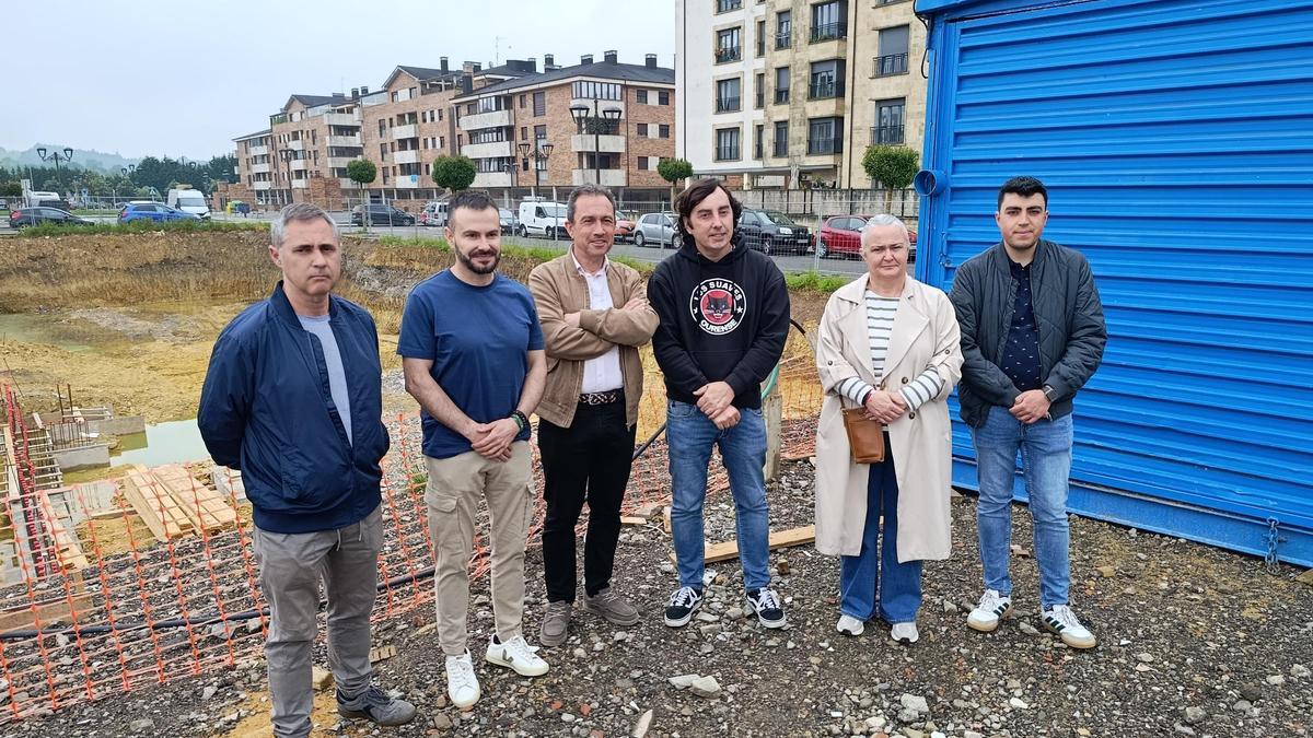 Por la izquierda, Gonzalo Bengoa, Jesús Daniel Sánchez, Ovidio Zapico, Gerardo Sanz, Eva María Pérez y Nicolás Fernández, en la parcela donde se han empezado a construir las viviendas, en Lugo de Llanera.