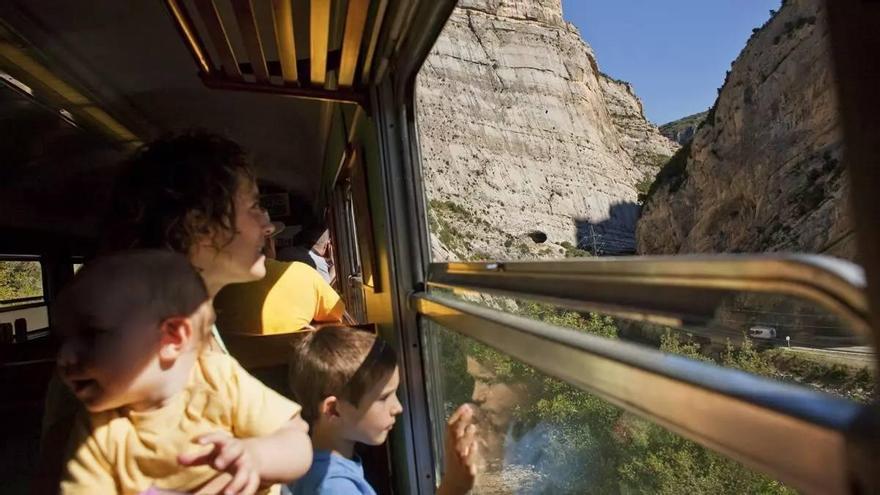 El tren turístic de Catalunya que sembla tret d’una altra època: natura, vistes úniques i història