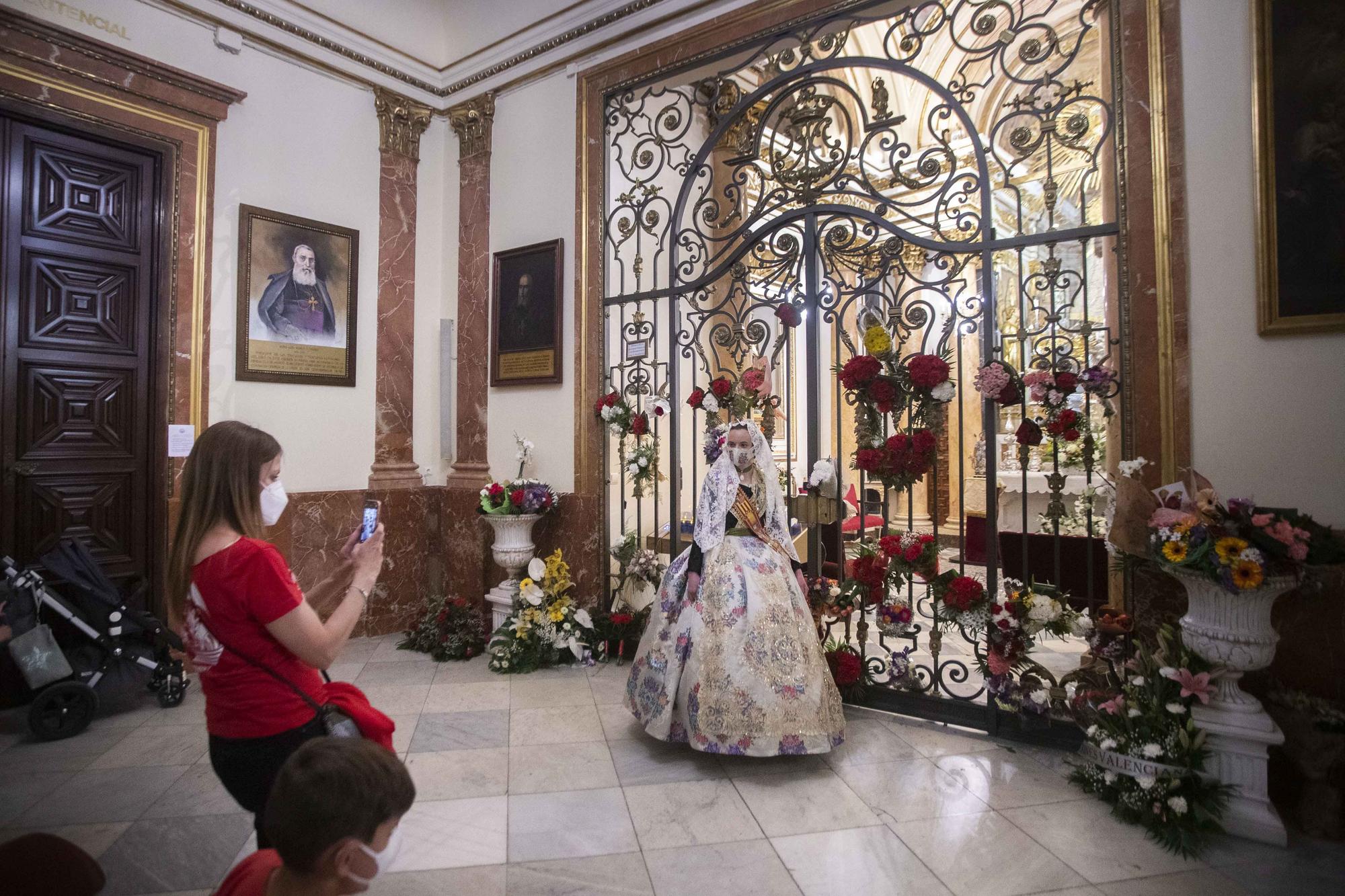 Flores de los falleros a la Virgen en el primer día de la "no ofrenda"