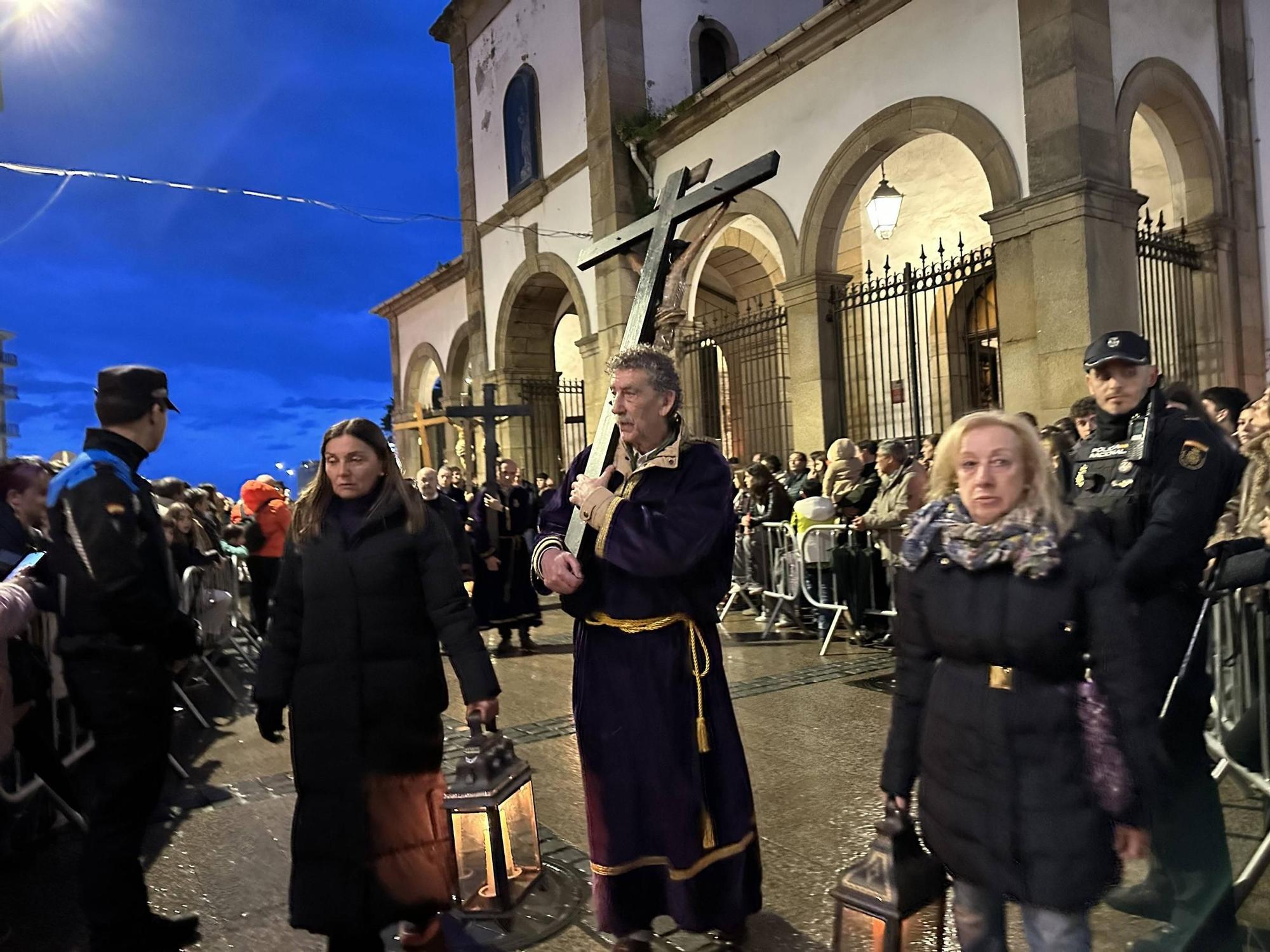 EN IMÁGENES | La envolvente procesión del Nazareno en Luarca