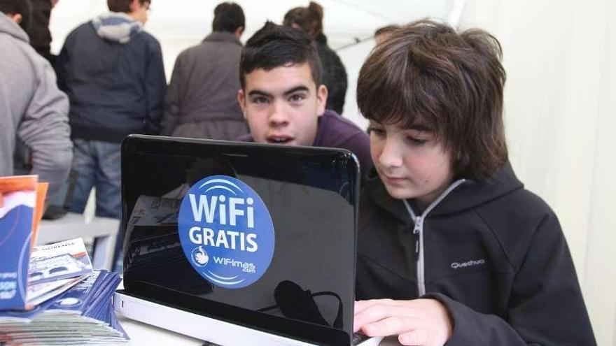 Los niños, utilizando el servicio con el Ourense wifi.