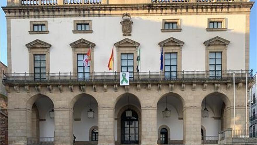 El Ayuntamiento de Cáceres luce un lazo verde en apoyo a las reivindicaciones del campo extremeño