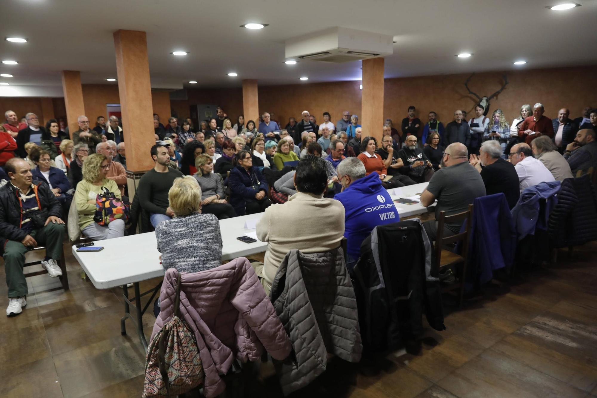 La multitudinaria asamblea vecinal por el vial de Jove, en imágenes