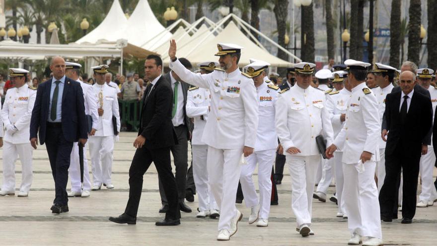 El Rey saluda a los presentes durante su visita este jueves a Cartagena