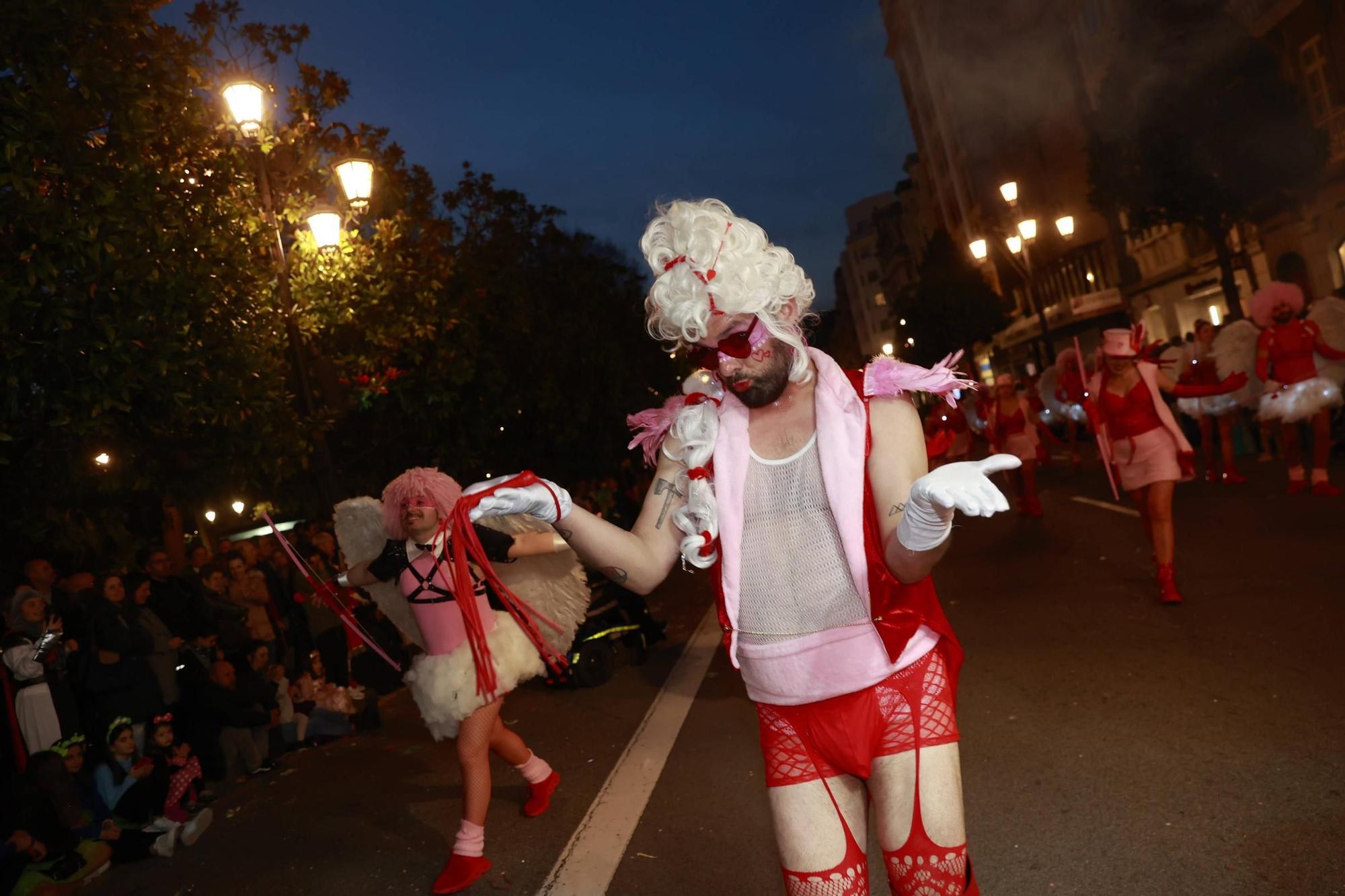 EN IMÁGENES: El Carnaval llena de color y alegría las calles de Oviedo