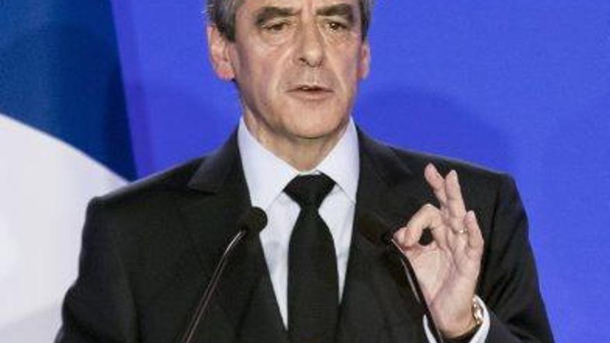 Fillon es disculpa per haver contractat familiars i manté la seva candidatura