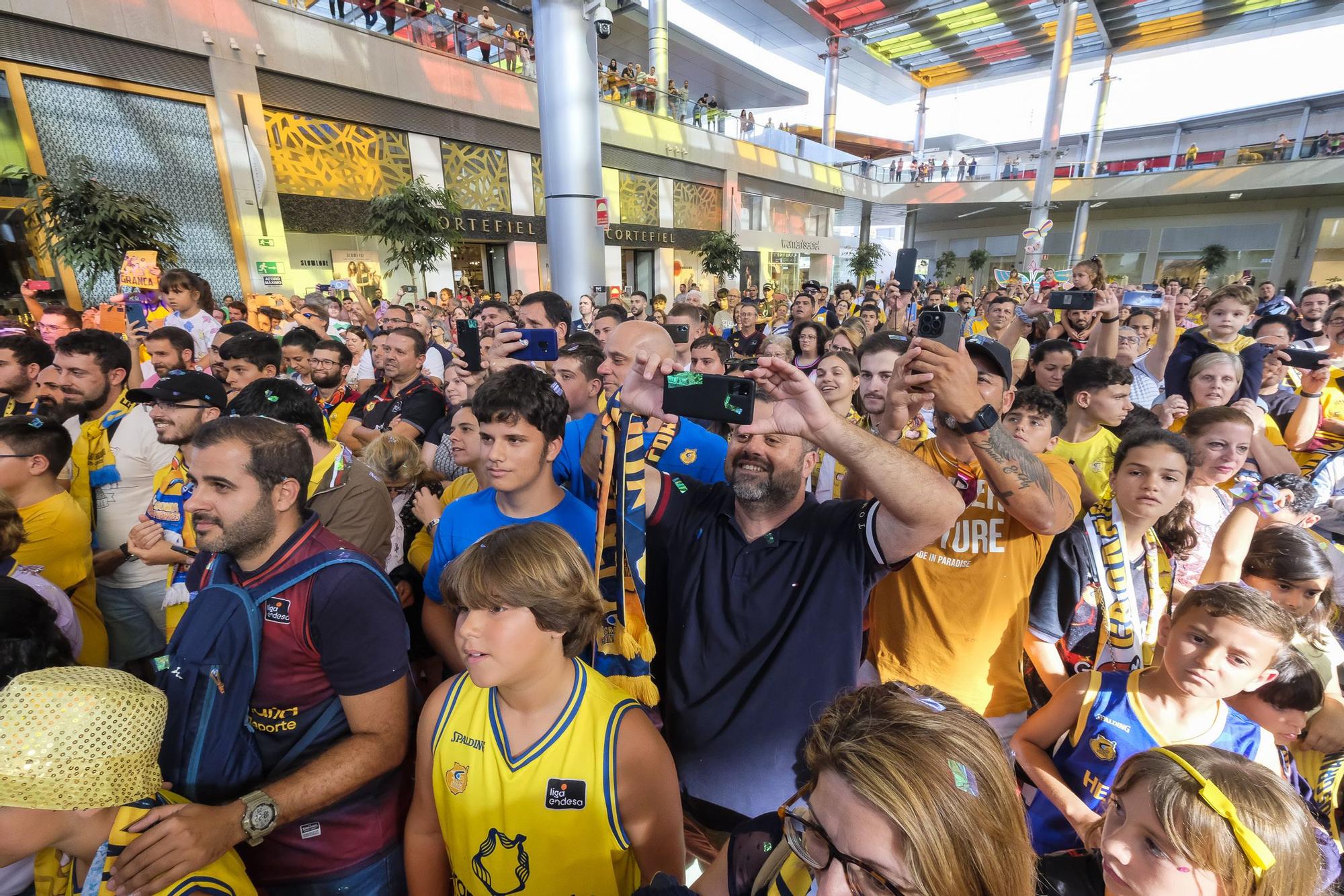 El Granca pasea la copa de campeón de la Eurocup por el CC Alisios