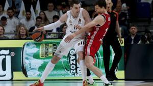 El Madrid, al ‘play-off’ a base de triples