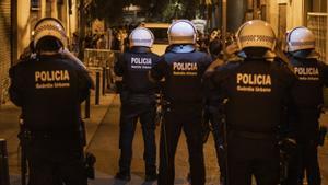 Festa sense control a Gràcia: la policia desallotja per força aglomeracions després del toc de queda