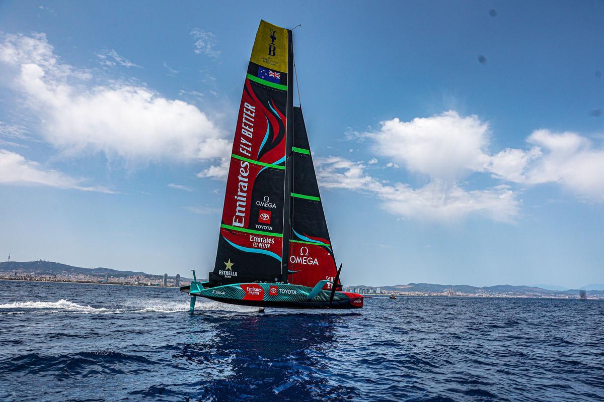 El AC75 del Emirates Team New Zealand de la Copa América de vela entrena frente a la costa de Barcelona.